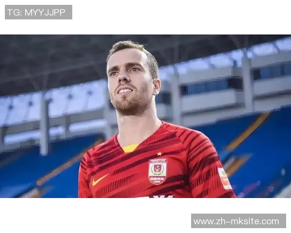 塞尔吉尼奥首次亮相国足训练场身披54号与队友亲切互动 塞尔吉尼奥首次亮相国足训练场身披54号与队友亲切互动